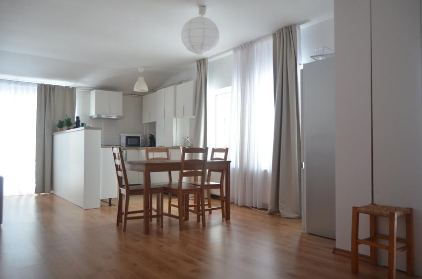 Apartament cu 3 camere decomandat, mobilat în Bușteni