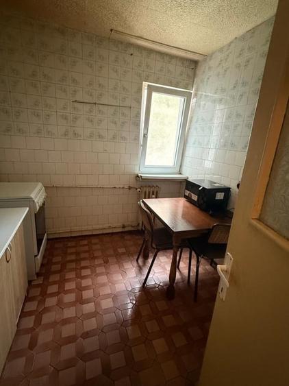 Apartament cu 4 camere semidecomandat în Calea București