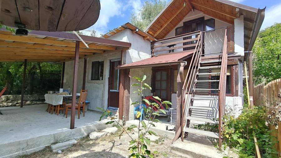 Casă cu 4 camere în Răzvad