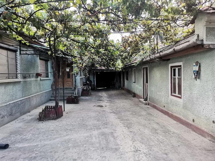 Casă cu 3 camere cu Teren 2000 Mp în Central