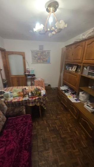 Apartament cu 3 camere semidecomandat în Groapa