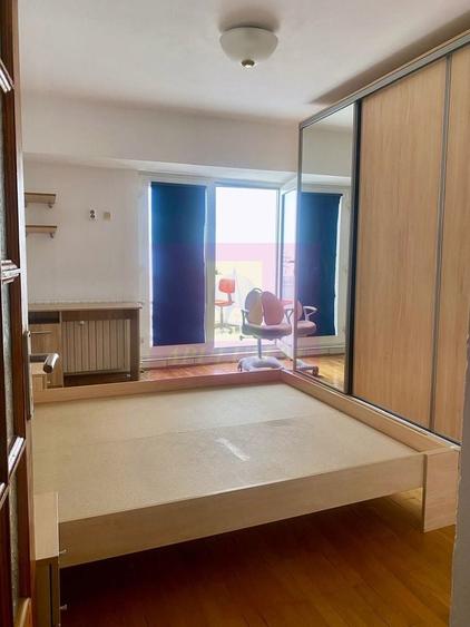 Apartament cu 4 camere decomandat, mobilat în Decebal