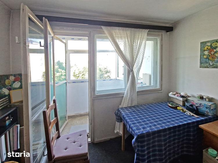 Apartament cu 3 camere semidecomandat în Crângași