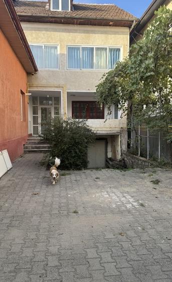 Casă cu 4 camere cu Teren 200 Mp în Central