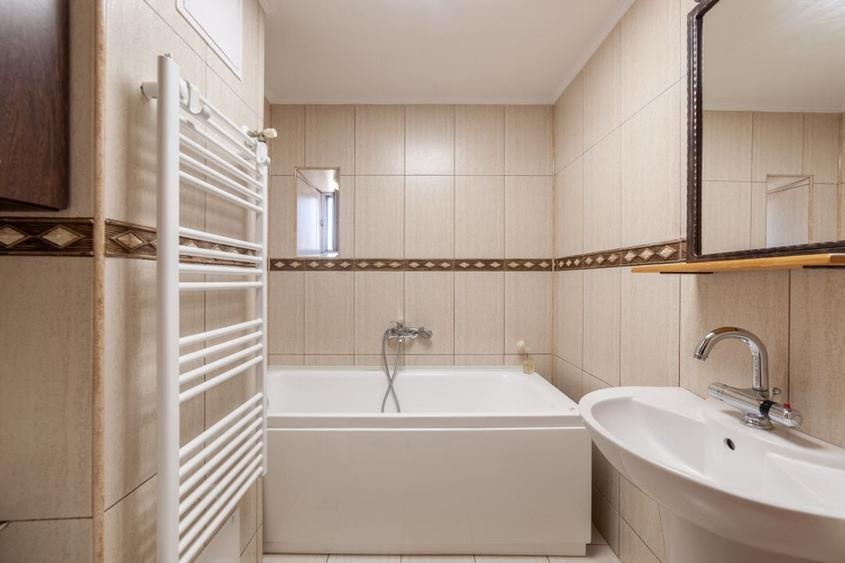 Apartament cu 4 camere decomandat, mobilat în Bere