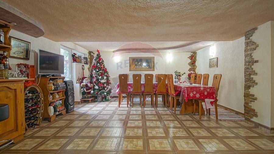 Casă individuală cu 9 camere cu Teren 377 Mp în Nord