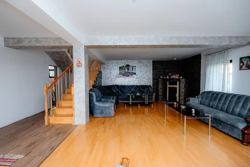 Casă cu 5 camere cu Teren 779 Mp în Piscani