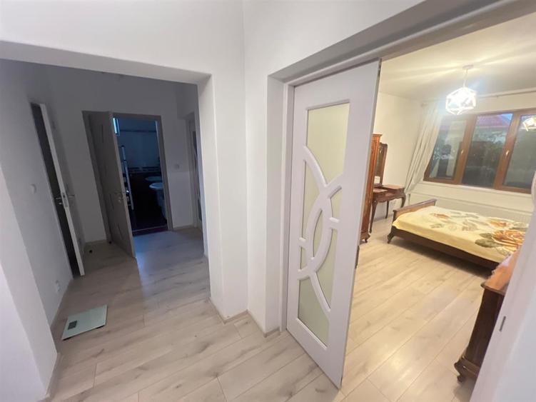 Casă individuală cu 8 camere cu Canalizare în Giarmata