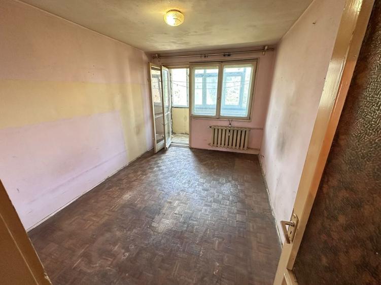Apartament cu 3 camere semidecomandat în Victoriei