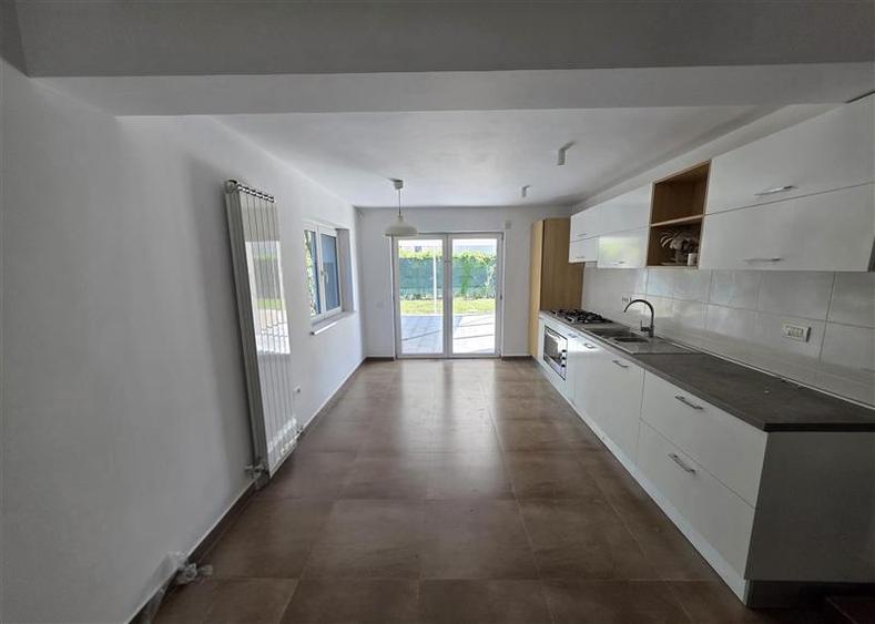 Casă individuală cu 5 camere cu Piscina în Central