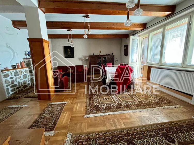 Casă individuală cu 7 camere cu Canalizare în Central