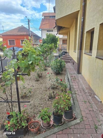Casă cu 7 camere cu Teren 550 Mp în Central
