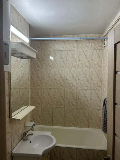 Apartament cu 3 camere semidecomandat în Colentina