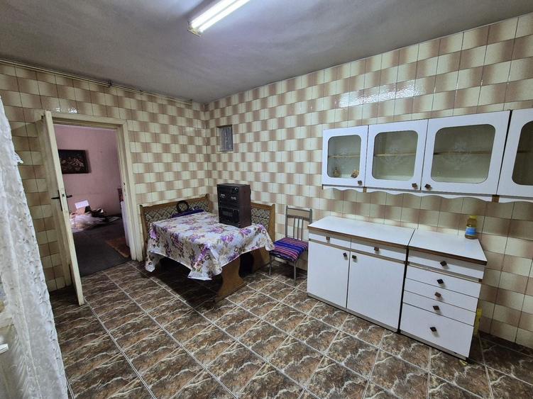 Casă individuală cu 7 camere cu Canalizare în Andronache