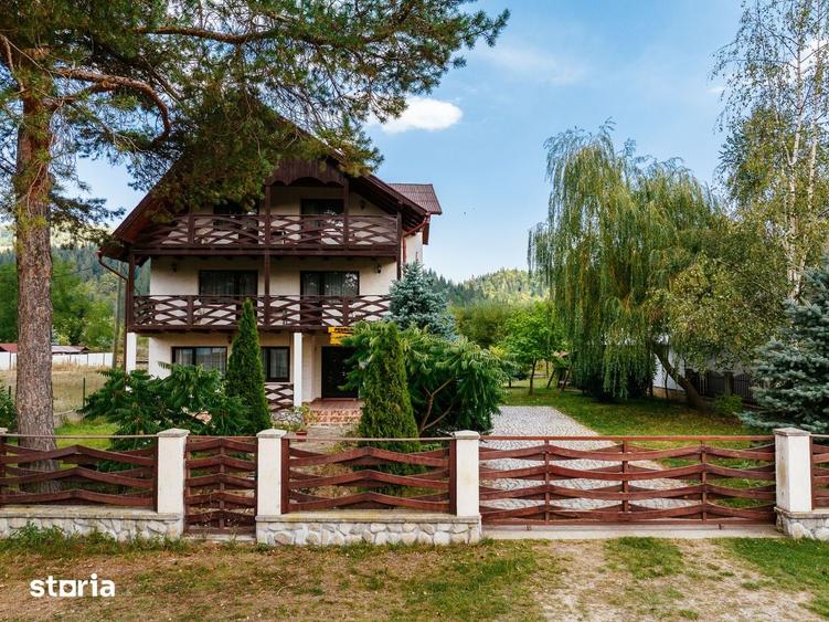 Casă cu 8 camere cu Teren 900 Mp în Mănăstirea Humorului