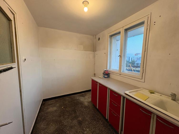 Apartament cu 3 camere semidecomandat în Berceni