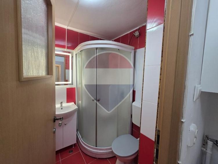 Apartament cu 4 camere decomandat, mobilat în Confecții