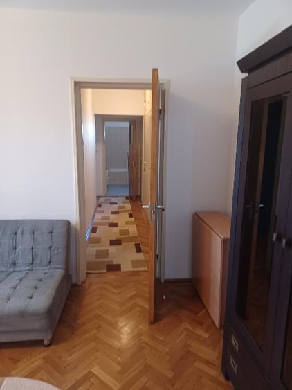 Apartament cu 3 camere semidecomandat în Calea Călărașilor