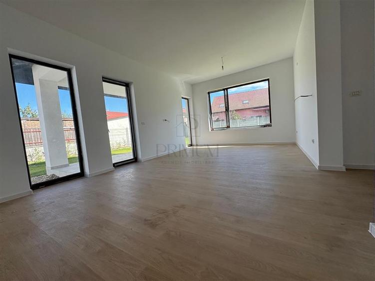 Duplex cu 4 camere cu Canalizare în Moșnița Nouă