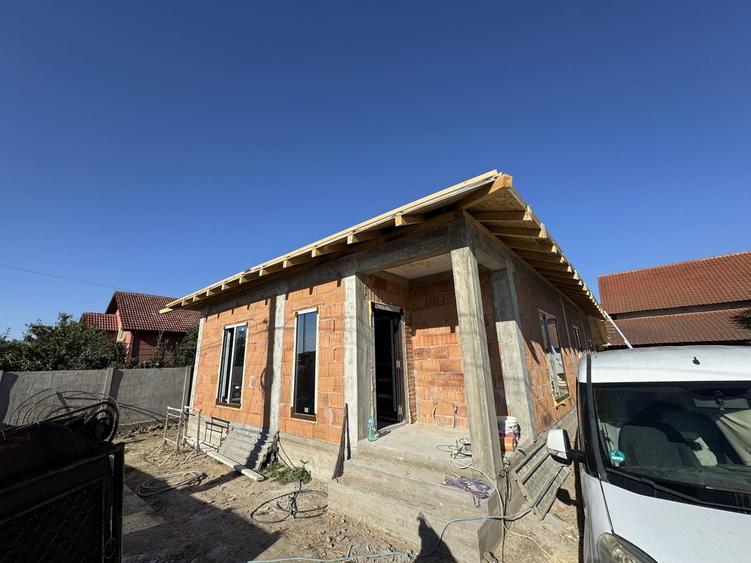 Casă individuală cu 4 camere cu Canalizare în Sânmihaiu Român