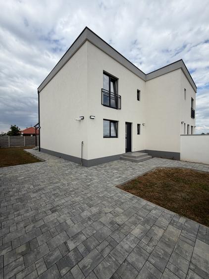 Duplex cu 4 camere cu Canalizare în Moșnița Nouă