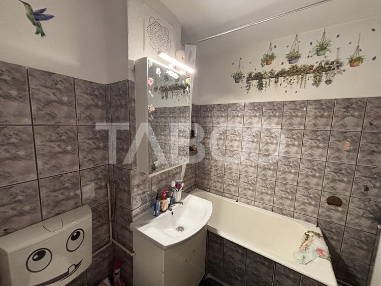Apartament cu 3 camere decomandat, mobilat în Valea Aurie