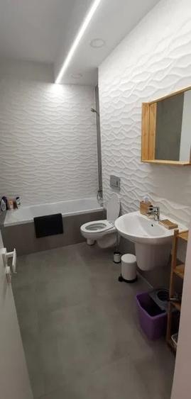 Apartament cu 3 camere semidecomandat, mobilat în Pipera