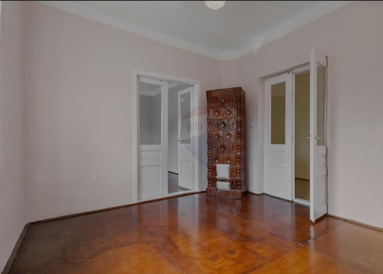 Casă cu 3 camere cu Teren 850 Mp în Central