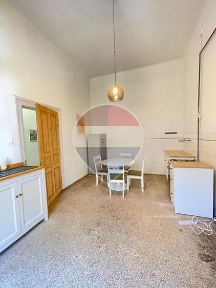 Apartament cu 3 camere decomandat, mobilat în Central
