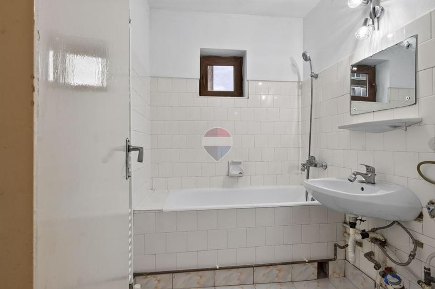 Apartament cu 3 camere semidecomandat în Băncilor
