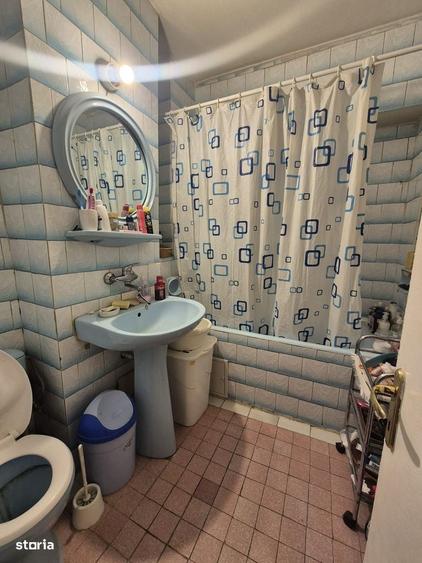 Apartament cu 3 camere decomandat în Calea București
