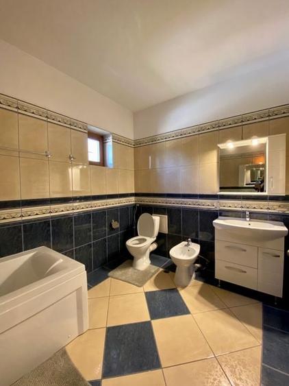 Casă individuală cu 8 camere cu Piscina în Băneasa
