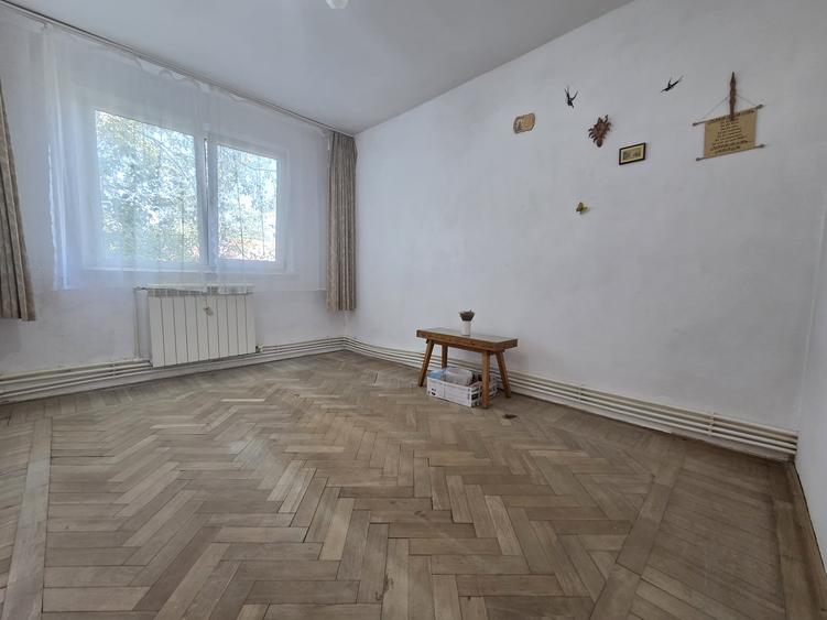 Apartament cu 3 camere semidecomandat în Micro 40