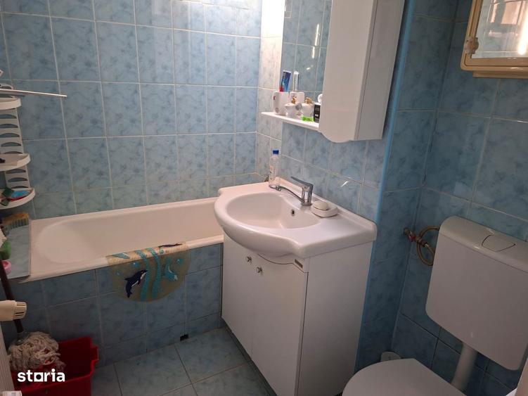 Apartament cu 3 camere decomandat, mobilat în Titan