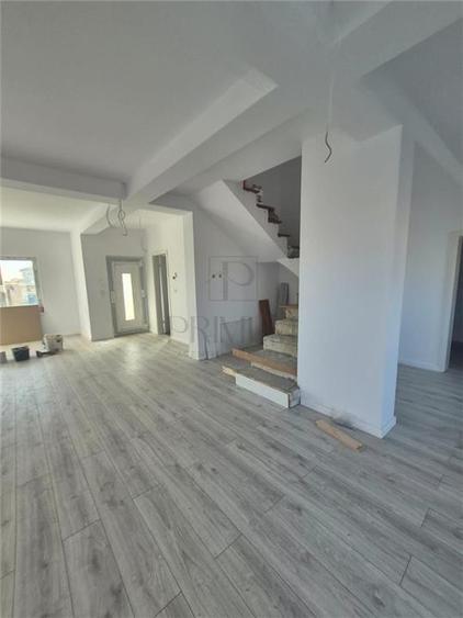Duplex cu 4 camere cu Canalizare în Moșnița Nouă