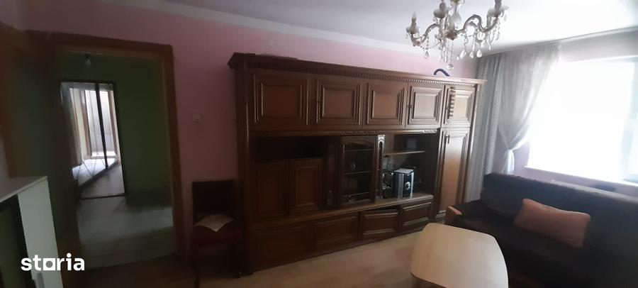 Apartament cu 4 camere semidecomandat în Rahova