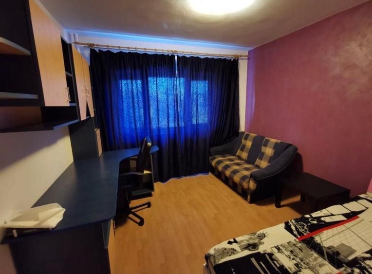Apartament cu 3 camere semidecomandat, mobilat în Central