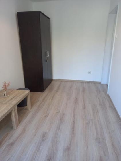 Apartament cu 3 camere semidecomandat, mobilat în Central