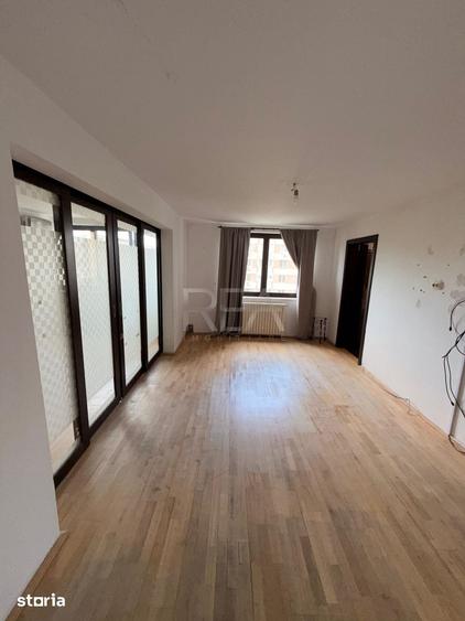 Apartament cu 4 camere semidecomandat în Crângași