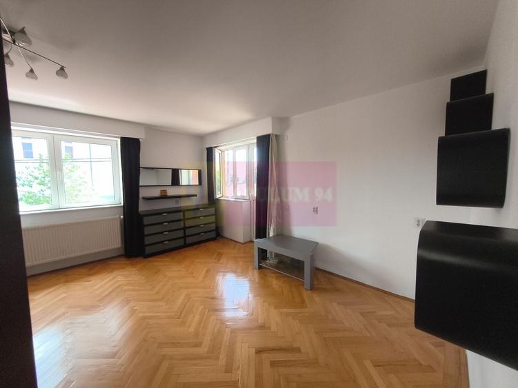 Casă individuală cu 7 camere cu Canalizare în Central