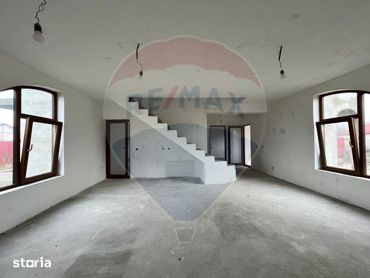 Casă cu 5 camere decomandat cu Teren 1300 Mp în Conțești