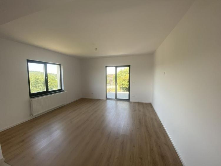 Casă cu 3 camere în Valea Adâncă