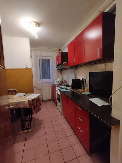 Apartament cu 3 camere semidecomandat în Tractorul