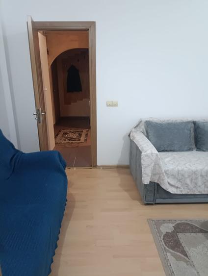 Apartament cu 3 camere semidecomandat în Craiovița Nouă