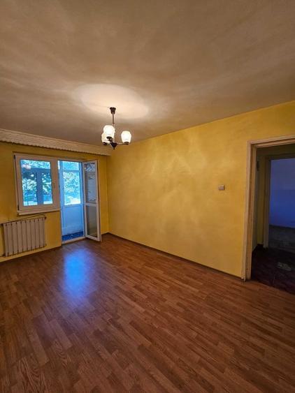 Apartament cu 4 camere semidecomandat în Sud