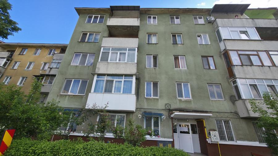 Apartament cu 3 camere semidecomandat în Central