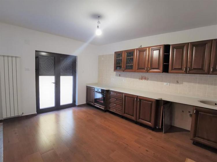 Casă individuală cu 9 camere cu Teren 250 Mp în Banu Manta