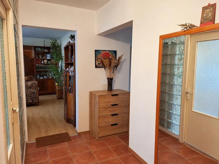 Apartament cu 4 camere decomandat în Aurel Vlaicu