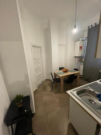 Apartament cu 4 camere decomandat în P-ța Universității