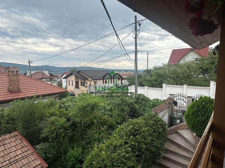 Casă individuală cu 8 camere cu Canalizare în Cetățuia